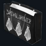 Chalkboard Weddenschap Vrijgezellenfeest Gift Bag Groot Cadeauzakje<br><div class="desc">Chalkboard Wedding Dress Vrijgezellenfeest Gift Bag - Design is uitgerust met chalk sketched print bruiloft-jurken op een gedrukte achtergrond van het bord met fancy typografie. Zie de overeenkomende collectie hieronder.</div>