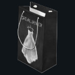 Chalkboard Weddenschap Vrijgezellenfeest Gift Bag Klein Cadeauzakje<br><div class="desc">Chalkboard Wedding Dress Vrijgezellenfeest Gift Bag - Design is uitgerust met een krijt geschetste geprinte trouwjurk op een geprinte krijtbordachtergrond met fancy typografie. Zie de overeenkomende collectie hieronder.</div>