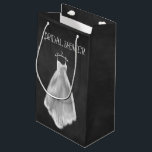 Chalkboard Weddenschap Vrijgezellenfeest Gift Bag Klein Cadeauzakje<br><div class="desc">Chalkboard Wedding Dress Vrijgezellenfeest Gift Bag - Design is uitgerust met een krijt geschetste geprinte trouwjurk op een geprinte krijtbordachtergrond met fancy typografie. Zie de overeenkomende collectie hieronder.</div>