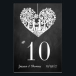 Chalkboard-weddenschapstabel nummer hangende hartb kaart<br><div class="desc">Deze trouwtafel-nummerkaarten hebben een romantische hangende boom, en binnenkort zijn ze man en vrouw, die in de vorm van een hart gekerfd is. De het effect achtergrond van het karton maakt deze kaarten van het lijstaantal perfect voor om het even welk paar dat een kerkelijke moderne bruiloft plant. Deze tabelnummerkaarten...</div>