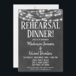 Chalkboard Wedding Rehearsal Dinner Invitation Kaart<br><div class="desc">Een leuke uitnodiging voor een zwart-witherrepetitie met gloeiende lampen bovenaan.</div>