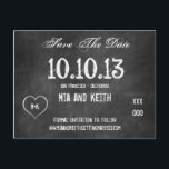 Chalkboard Wedding SAVE DE DATUM Briefkaart<br><div class="desc">Hier is een leuk grafisch ontwerp met een zwarte en grijze achtergrond. Ideaal voor het opslaan van de datum, herinneringen, uitnodigingen, benoemingen, e-mails en nog veel meer. Gebruik dit voor bruiloften, verlovingen, afstuderen, fundraisers, verjaardagen, verjaardagen en allerlei speciale gelegenheden. Chalk Heart kan worden verwijderd. De stijlen van de doopvont kunnen...</div>