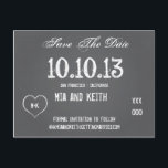 Chalkboard Wedding Save the Date Briefkaart<br><div class="desc">Hier is een leuk grafisch ontwerp met een zwarte en grijze achtergrond. Ideaal voor het opslaan van de datum, herinneringen, uitnodigingen, benoemingen, e-mails en nog veel meer. Gebruik dit voor bruiloften, verlovingen, afstuderen, fundraisers, verjaardagen, verjaardagen en allerlei speciale gelegenheden. Chalk Heart kan worden verwijderd. De stijlen van de doopvont kunnen...</div>