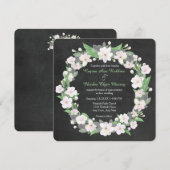 Chalkboard White Floral Wreath Wedding Invitation Kaart (Voorkant / Achterkant)