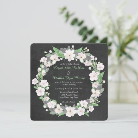 Chalkboard White Floral Wreath Wedding Invitation Kaart (Staand voorkant)