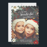 Chalkboard Wonderful kerstFloral-fotokaart Feestdagenkaart<br><div class="desc">Fotokaart voor hedendaagse kerstmis met een vierkante haakvorm met  witte en rode bloemen,  pijnboomtakken en bessen tegen een moderne achtergrond van het bord.</div>