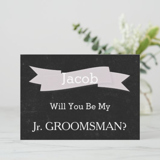 Chalkboard zult u onze JR Groomsman-uitnodiging zi Kaart (Staand voorkant)