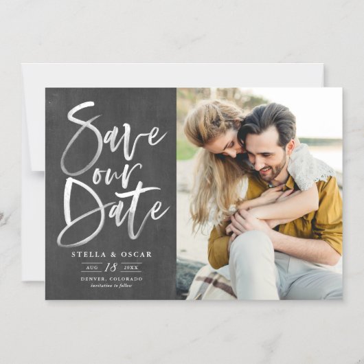 Chalkboardpenseelkalligrafie Foto opslaan Datum Magnetische Uitnodiging (Voorkant)