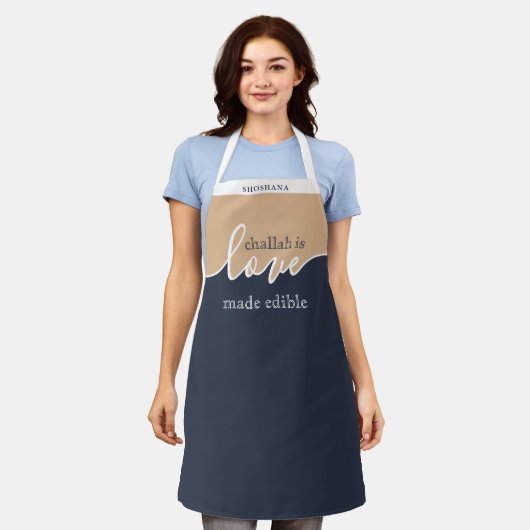 Challah is Liefde in Eetbare Vorm NAVY TAN Script Schort (Gedragen)
