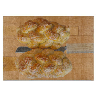 Challah op snijtafel met mes snijplank