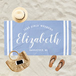 Chambray Blue Girls Weekend Persoonlijke benaming Strandlaken<br><div class="desc">Een speciaal ontwerp voor een vakantieganter voor meisjes in het weekend is voorzien van een aangepaste voornaam in een modern script dat is opgesteld door kustlijnen,  met aangepaste tekst voor deze gelegenheid. De chambray blauwe achtergrondkleur kan worden gewijzigd. Ga naar onze winkel voor andere kleurenopties.</div>