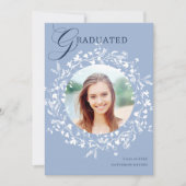 Chambray Blue White Wildflower Wreath Afstuderen Aankondiging (Voorkant)