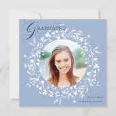 Chambray Blue White Wildflower Wreath Afstuderen Aankondiging (Voorkant)