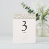 Champagne Damask Monogram Tafelnummer Kaart (Staand voorkant)