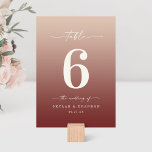 Champagne en Cinnamon Red Ombre Monogrammed Weddin Kaart<br><div class="desc">Champagne & Cinnamon Red Ombre Monogrammed Wedding Reception Dinner Table Numbers. Deze moderne Kaart van de Kiekenlijst is eenvoudig klassiek en elegant met een subtiele ombre gradiënt langzaam verdwijnen en een de calligrafiedoopvont van het handtekeningsmanuscript met staarten. Getoond in de nieuwe Colorway. Beschikbaar in verscheidene kleurenopties, of voel vrij om...</div>