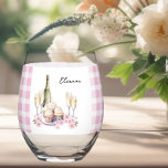 Champagne en Cupcakes Pink Gingham Wijnglas Zonder Voet<br><div class="desc">Schattige wijnglas, gepersonaliseerd met jouw naam in lieve handgeschreven letters. Design beschikt over een band van roze en witte gingham met waterverf-illustratie van een flesje champagne of mousserende wijn, een bril, cupcakes en roze bloemetjes. Blader door mijn Cupcakes en Cava Vrijgezellenfeest Collectie voor het coördineren van games en borden of...</div>