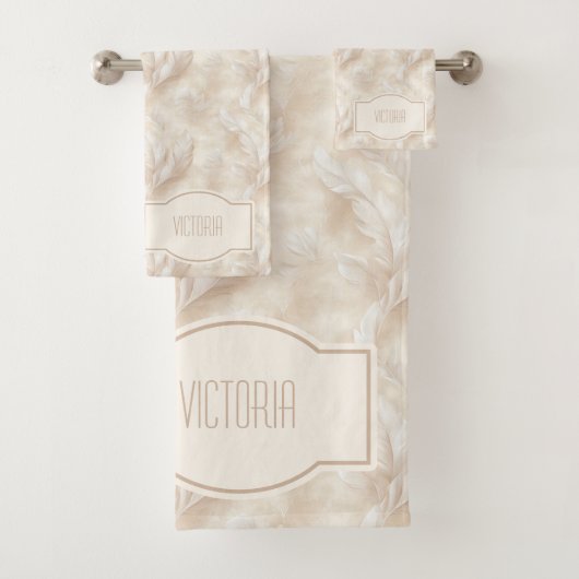 Champagne Feathers Delicate Tan Monogrammed Bad Handdoek (Insitu)