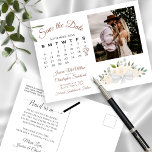 Champagne Floral Photo & Calendar Save the Date Aankondigingskaart<br><div class="desc">Deze trouwe bruiloft Save the Date briefkaart heeft een elegant bloemontwerp voor de waterverf met een boeket van prachtige handbeschilderde rozen en bloesems in tinten van champagne blush of zeer bleke perziken. De linkerkant van de kaart heeft een klantgerichte kalender met een hart rond uw trouwdatum, evenals ruimte voor uw...</div>