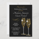 Champagne Glam Black Rehearsal Dinner Invitation Kaart<br><div class="desc">Een elegante repetitieve dineruitnodiging met 2 champagnebril en elegante witte en goudtekst.</div>