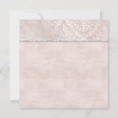 Champagne Glimmer Damask Bruiloftsuitnodiging Kaart (Achterkant)