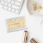 Champagne Gold Bokeh gepersonaliseerd Visitekaarthouder<br><div class="desc">Het Elegant visitekaartje hoesje heeft een achtergrond van beide lichten in de schaduw van champagne en goud,  met jouw naam,  monogram of firmanaam in het centrum.</div>