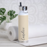 Champagne Kleur Persoonlijke Trouw Bruidsmeisje Waterfles<br><div class="desc">Geef je bruidsmeisje of getuige een cadeau met deze trendy, vacuüm geïsoleerde waterfles met haar naam in grijze, gestileerde script op een champagne kleur achtergrond die is ontworpen om bij je trouwkleuren te passen. Personaliseer de fles door de naam te bewerken en te vervangen door je eigen naam zoals gewenst....</div>