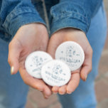 Champagne op het ijs | Après Ski Winter Bacheloret Ronde Button 5,7 Cm<br><div class="desc">Vier in stijl met deze chique Champagne op het ijs | Après Ski Winter Bachelorette-Buttonnen - ideaal voor het toevoegen van een vleugje elegantie aan uw vakantie met koud weer. Of u nu de pistes in Aspen, Colorado, of gezellig bij het vuur met een glas champagne, deze knoppen zijn de...</div>