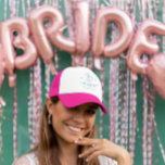 Champagne op het ijs | Après Ski Winter Bacheloret Trucker Pet<br><div class="desc">Verhoog uw après-ski-feesten met deze stijlvolle Champagne op Ice Trucker Hat - het perfecte accessoire voor een winter vrijgezellenweekend. Met een speels ontwerp met gekruiste ski's, champagneglazen en de tekst "Après Ski Club", combineert deze trucker plezier en functionaliteit. De felroze rand voegt een pop van kleur toe, terwijl de ademende...</div>