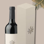 Champagne Sneeuwvlok Wijn geschenkdoos<br><div class="desc">Verhoog uw vakantie cadeau met deze Champagne Snowflake Wine Gift Box. Deze prachtige doos heeft een boeiend ontwerp van geborstelde metalen champagne sneeuwvlokken tegen een lichte en luchtige achtergrond, waardoor een prachtige presentatie voor uw wijngeschenken ontstaat. Het elegante en feestelijke patroon voegt een vleugje seizoensgebonden charme toe, waardoor het de...</div>