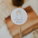 Champagne Toast "Proost op Liefde" Gepersonaliseer Ronde Sticker<br><div class="desc">Feestelijke en elegante stickers voor uw verlovingsfeest,  repetitiediner of bruiloft zijn voorzien van een klinkende champagneglazen in waterverf,  gevuld met bubbels. Personaliseer met twee regels aangepaste tekst eronder; weergegeven met "proost op de liefde" en de namen van het paar.</div>