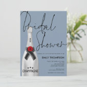 Champagneflesje Script Dusty Blue Vrijgezellenfees Kaart (Staand voorkant)