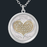 Champagnekant (gepersonaliseerd bruidsmeisje Ketti Zilver Vergulden Ketting<br><div class="desc">Dit verzilverde kettingen gepersonaliseerde ketting is een prachtig geschenk voor uw bruidsmeisjes dat ze voor altijd zullen koesteren. In het midden staat het originele digitale schilderij van Leslie Sigal Javorek van een zilverachtig hart met delicate, gouden kantversiering tegen een champagnekleurige achtergrond. tekstvelden voor de naam van elk bruidsmeisje en meer...</div>