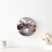 Champignon-paddenstoelen en uien op tafel ronde klok (Huis)