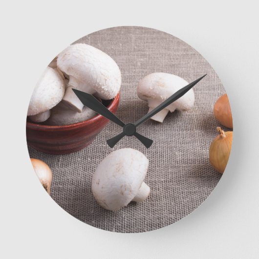Champignon-paddenstoelen en uien op tafel ronde klok (Voorkant)