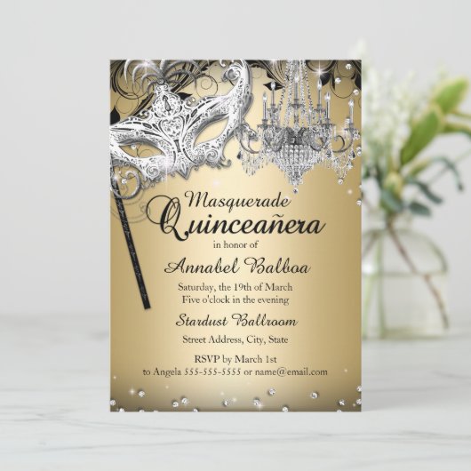 Chandelier Masquerade Gold Quinceanera Invite Kaart (Staand voorkant)