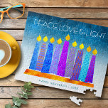 Chanoeka Blauwe Kaarsen Turquoise Vrede Liefde Lic Legpuzzel<br><div class="desc">"Vrede, liefde en licht." Een speelse, moderne, artsachtige illustratie van boho patroonkaarsen in een menorah helpt je om mee te doen in de vakantie van Hanukkah. Toegewezen blauwe kaarsen met kleurrijke faux folie patronen bedekken een turkooisgradiënt tot witte getextureerde achtergrond. Voel de warmte en de vreugde van het vakantieseizoen als...</div>