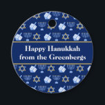 Chanoeka Dreidel Menorah Blue Custom Party Bedankjes Labels<br><div class="desc">Prachtige Chanoeka partij gunst labels in  blauw met een koel patroon van Jodendom ster,  dreidel voor leuke Chanoeka spelletjes,  en de joodse menora voor de vakantie. Pas je cadeaus aan met je familienaam.</div>