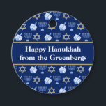 Chanoeka Dreidel Menorah Blue Custom Party Bedankjes Labels<br><div class="desc">Prachtige Chanoeka partij gunst labels in blauw met een koel patroon van Jodendom ster, dreidel voor leuke Chanoeka spelletjes, en de joodse menora voor de vakantie. Pas je cadeaus aan met je familienaam.</div>