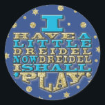 Chanoeka "Dreidel Spelen/Goud, Blauw" Stickers Ron<br><div class="desc">Chanoeka/Chanoeka "Ik heb een kleine Dreidel nu Dreidel ik zal spelen/goud, blauw" Stickers rond. Veel plezier met het gebruik van deze stickers als taarttoppers, favoriete tassluitingen, of wat je festiviteiten ook doet rocken! De achtergrond kan worden gewijzigd door een keuze te maken uit een groot aantal kleuren. Bedankt voor het...</div>