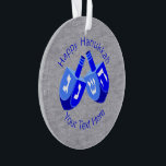 Chanoeka Dreidels in blauw Schattige Kinder Chrism Ornament<br><div class="desc">De Chrismukkah-traditie gaat over liefde voor familie en het mengen van twee feestdagen in herinneringen die beide overtuigingen omarmen. Dit Happy Hanukkah ornament met dubbele Dreidels in felle kleuren van levendig blauw en helder wit op een faux silver achtergrond zal er goed uitzien op een Hanukkah struik, een kerstboom of...</div>