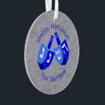 Chanoeka Dreidels in blauw Schattige Kinder Chrism Ornament<br><div class="desc">De Chrismukkah-traditie gaat over liefde voor familie en het mengen van twee feestdagen in herinneringen die beide overtuigingen omarmen. Dit Happy Hanukkah ornament met dubbele Dreidels in felle kleuren van levendig blauw en helder wit op een faux silver achtergrond zal er goed uitzien op een Hanukkah struik, een kerstboom of...</div>