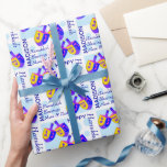 Chanoeka Dreidels Kleurrijke Patroon Gepersonalise Cadeaupapier<br><div class="desc">Dit kleurrijke Hanukkah Dreidels patroon wrapping papier is gepersonaliseerd met jouw naam en korte boodschap. Eenvoudig aan te passen, deze van een soort Dreidel cadeauomslag kenmerkt mijn originele kunstwerk, twee draaiende topjes in levendige tinten blauw, paars, roze en geel voor een onverwacht beetje plezier. Op een witte achtergrond met verspreide...</div>