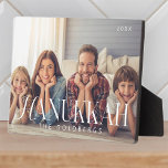 Chanoeka eenvoudige moderne chique familie foto fotoplaat<br><div class="desc">Het ontwerp bestaat uit een eenvoudige achtergrond met elegante typografie. Voeg uw familienaam,  groet,  foto's en jaar toe</div>