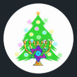 Chanoeka en Kerstmis Ronde Sticker<br><div class="desc">Met een Chanoeka-menorah voor een kerstboom die de geest van de feestdagen naar boven brengt.</div>