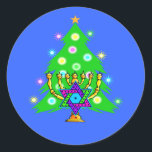 Chanoeka en Kerstmis Ronde Sticker<br><div class="desc">Kerstmis en Hanukkah over geschenken voor interreligieuze families die de vreugde van Kerstmis en schoonheid van Chanoeka vieren. Met een kerstboomstructuur en menorah met een joodse ster david omringd door vakantie-cadeaus op wenskaarten,  briefing,  cadeauideeën en kleding voor het gezin.</div>