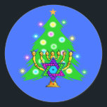 Chanoeka en Kerstmis Ronde Sticker<br><div class="desc">Kerstmis en Hanukkah over geschenken voor interreligieuze families die de vreugde van Kerstmis en schoonheid van Chanoeka vieren. Met een kerstboomstructuur en menorah met een joodse ster david omringd door vakantie-cadeaus op wenskaarten,  briefing,  cadeauideeën en kleding voor het gezin.</div>