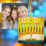 Chanoeka Foto Vrede Liefde Lichtgele Menorah Keramisch Ornament<br><div class="desc">"Vrede, liefde & licht." Een close-up digitale foto illustratie van een heldere, kleurrijke, gele en gouden kunstzinnige menora, en handgeschreven kalligrafie script, samen met uw persoonlijke naam, helpt u de vakantie van Chanoeka in stijl in te luiden. Op de achterkant, je gepersonaliseerde foto. Voel de warmte en vreugde van het...</div>