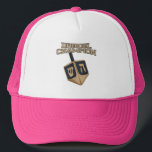 Chanoeka Fun Dreidel Kampioen Vakantie Trucker Pet<br><div class="desc">Viel Hanukkah met trots en humor samen met de hele familie. Dit grafisch festival maakt een perfect cadeau voor de feestdagen. Of het nu gaat om je buurman,  familie,  man,  oom of vriendje</div>