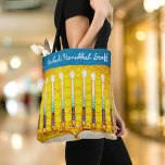 Chanoeka Geel Goud Menorah Moderne aangepaste naam Tote Bag<br><div class="desc">Een close-up foto van een heldere, kleurrijke, geel gouden kunstzinnige menorah foto helpt je de vakantie van Chanoeka in stijl in te luiden. Voel de warmte en vreugde van het vakantieseizoen wanneer u deze prachtige, kleurrijke Hanukkah gepersonaliseerde naam canvas tas gebruikt. Overeenkomende kaarten, stickers, dienbladen en andere producten zijn beschikbaar...</div>