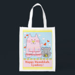 Chanoeka Happy Cat en Muis Boodschappentas<br><div class="desc">Hanukkah Happy Cat and Mouse, witte 2-zijdige tas. Alle ontwerpelementen kunnen worden bewerkt. Alle bewerkbare tekst kan worden verwijderd en vervangen door uw eigen bericht. Gebruik uw favoriete lettertype, kleur, grootte en stijl. Gelukkige Chanoeka/Chanoeka! Stijl: Herbruikbare Tas Ga groen en red de planeet met onze herbruikbare boodschappentas! Gemaakt met een...</div>